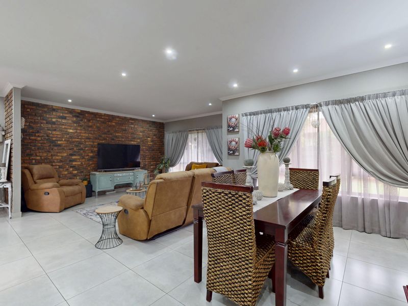 Elegant Family Living in a Secure Boomed Enclave – Sunward Park - Photo 10