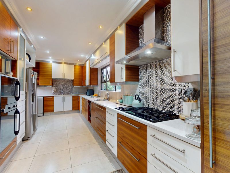 Elegant Family Living in a Secure Boomed Enclave – Sunward Park - Photo 6