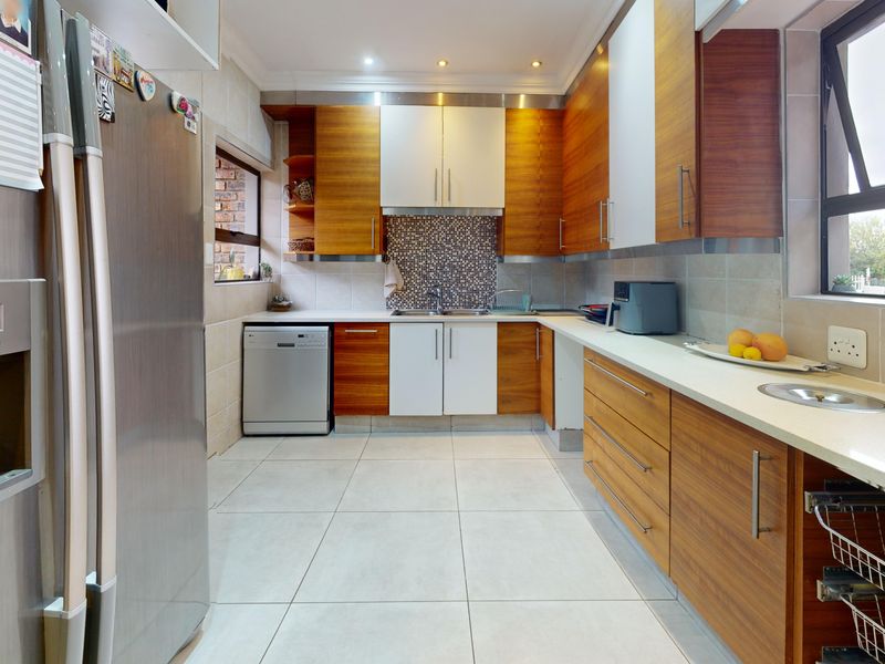 Elegant Family Living in a Secure Boomed Enclave – Sunward Park - Photo 7