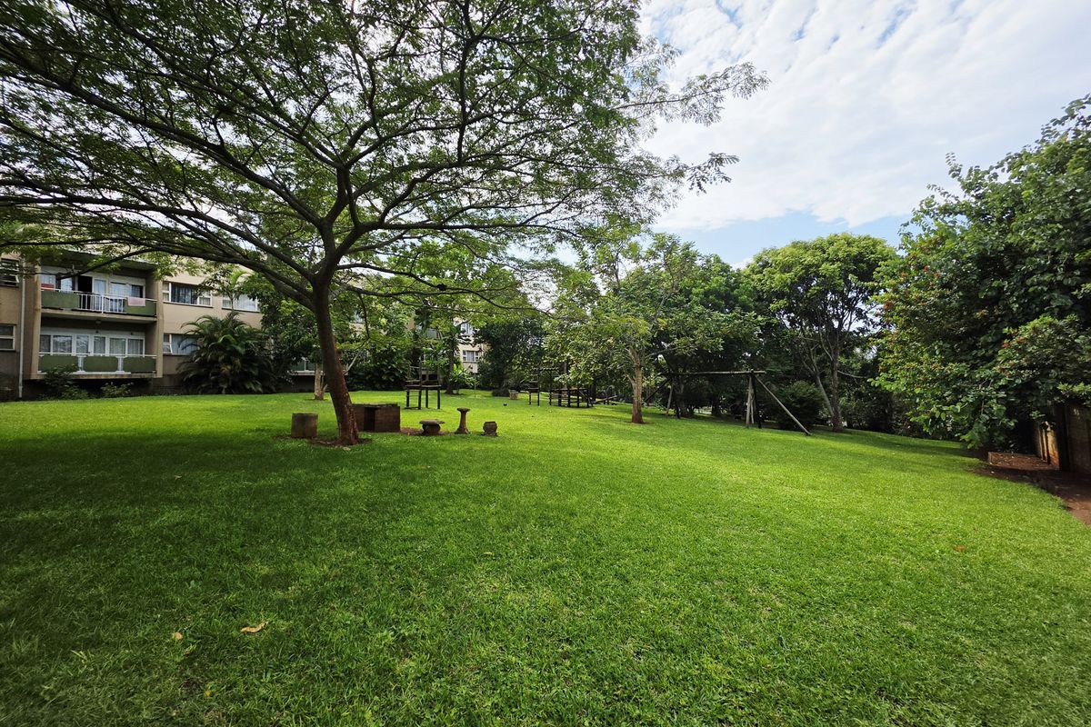 Spacious 3-Bedroom Apartment in Secure Complex - Photo 2