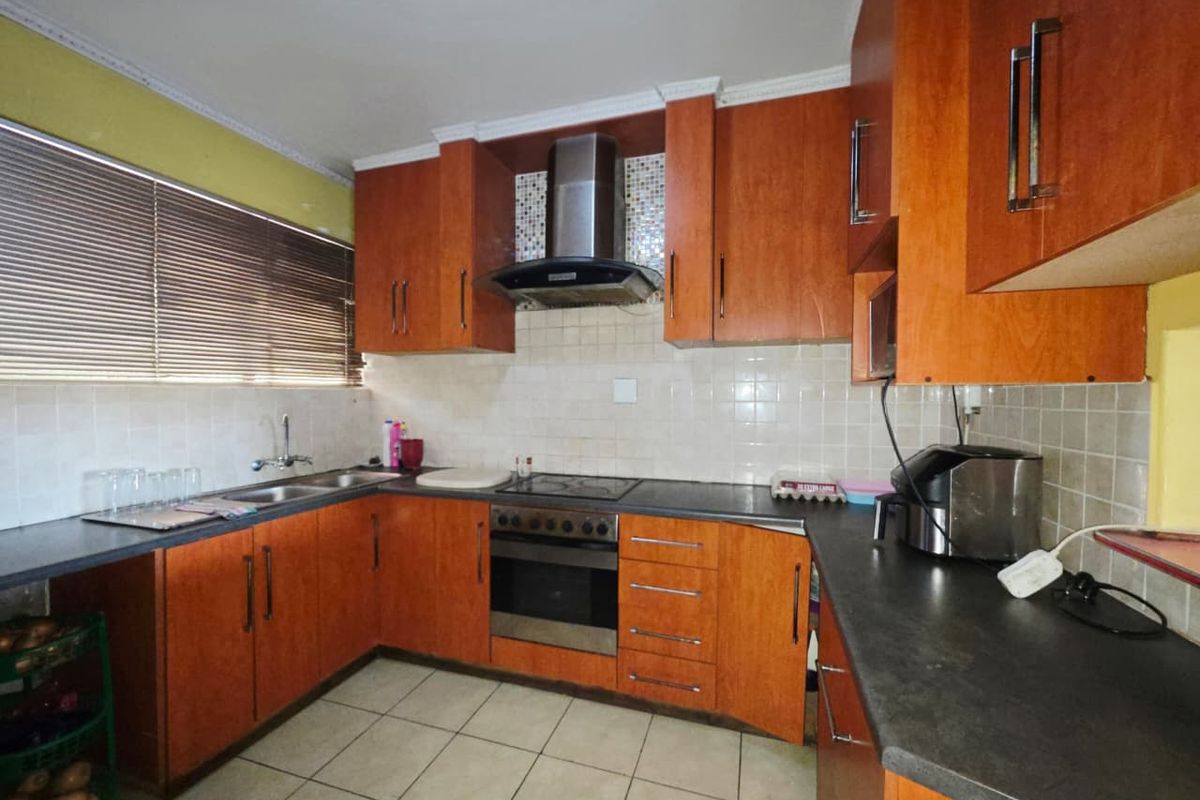 Spacious 3-Bedroom Apartment in Secure Complex - Photo 3