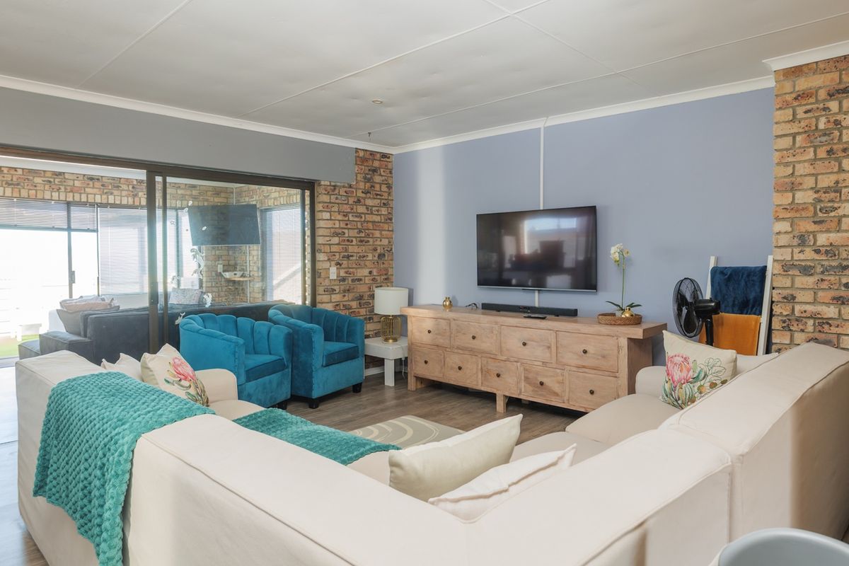Long-term rental available in sought-after Ocean View Heights, Struisbaai - Photo 4