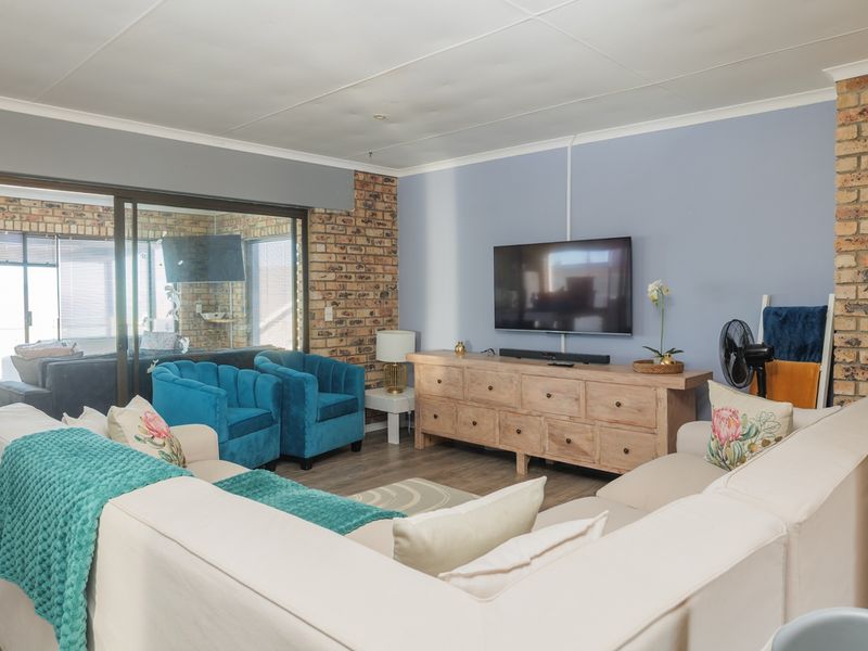 Long-term rental available in sought-after Ocean View Heights, Struisbaai - Photo 4