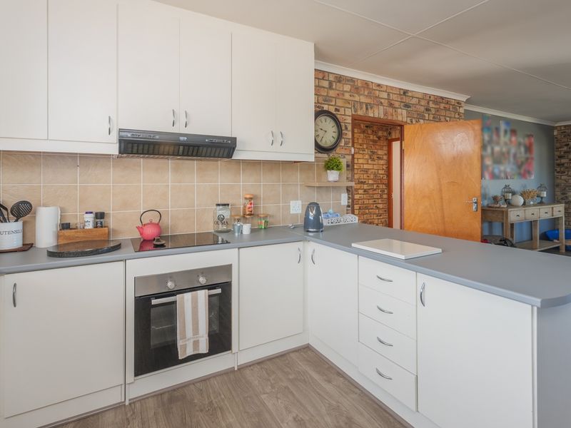 Long-term rental available in sought-after Ocean View Heights, Struisbaai - Photo 9