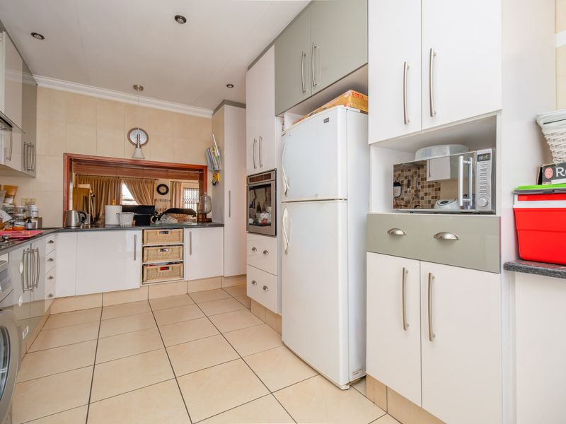 Spacious 2-Bedroom Apartment for Sale – Bank Assisted Sale | Excellent Value per m2 - Photo 3