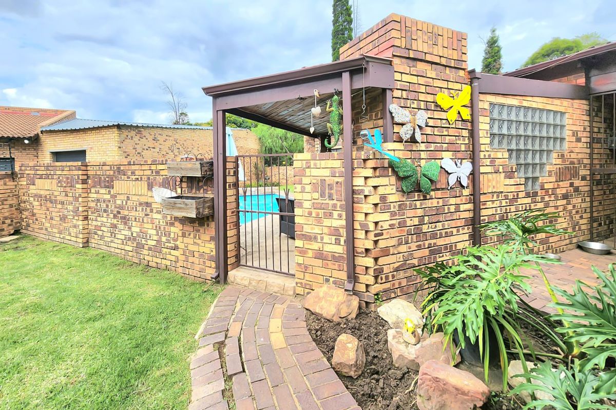 Luxury Living With Ultimate Entertainment Appeal - Photo 4