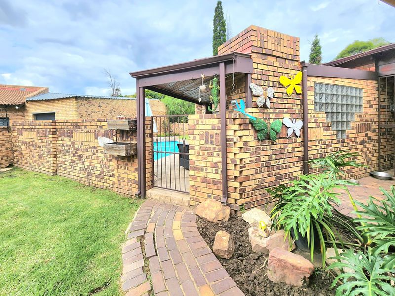 Luxury Living With Ultimate Entertainment Appeal - Photo 4