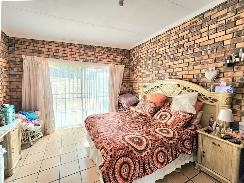 Luxury Living With Ultimate Entertainment Appeal - Photo 9