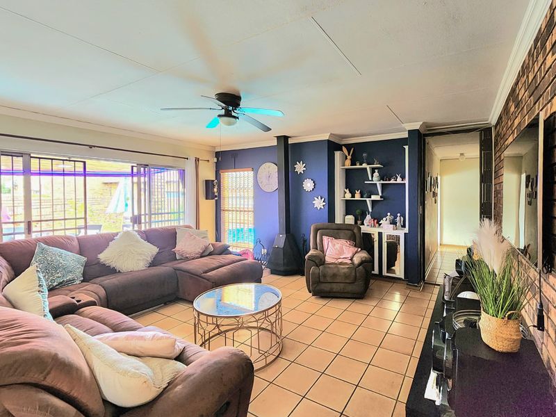 Luxury Living With Ultimate Entertainment Appeal - Photo 10