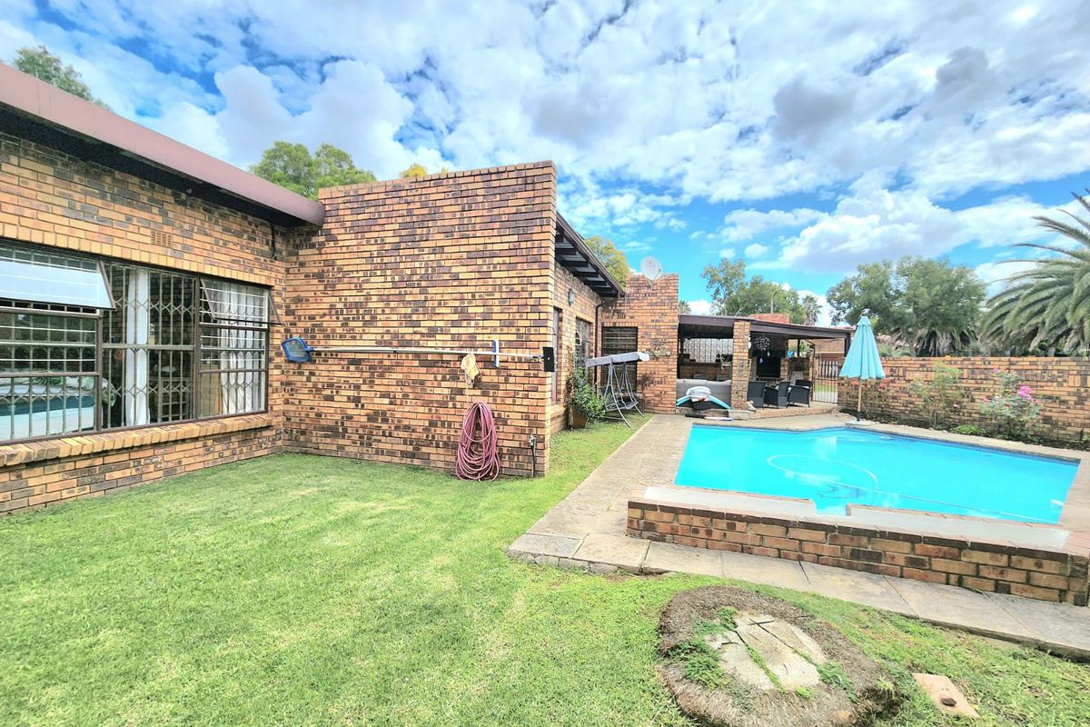 Luxury Living With Ultimate Entertainment Appeal - Photo 3