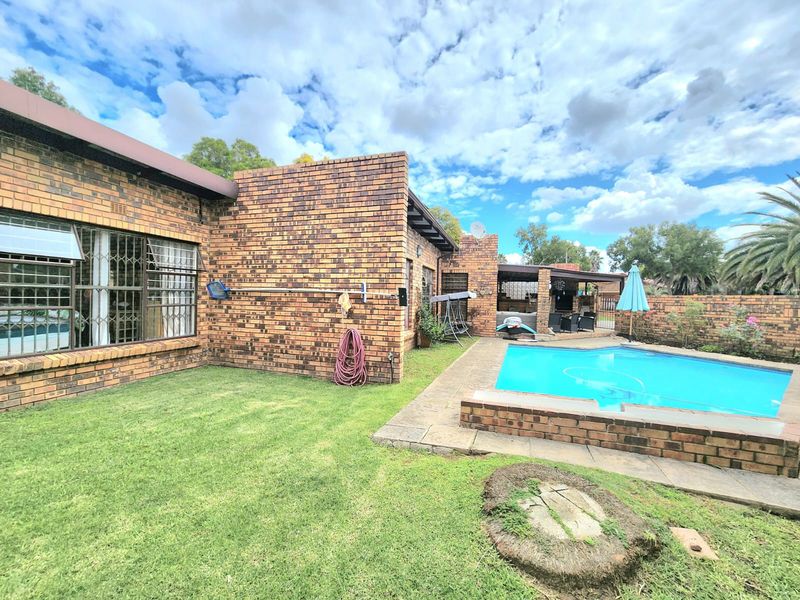 Luxury Living With Ultimate Entertainment Appeal - Photo 3