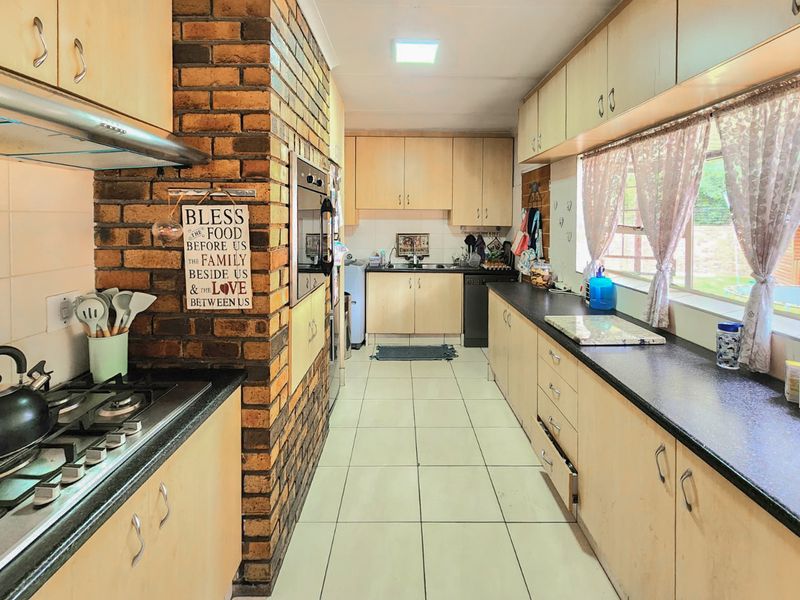 Luxury Living With Ultimate Entertainment Appeal - Photo 7