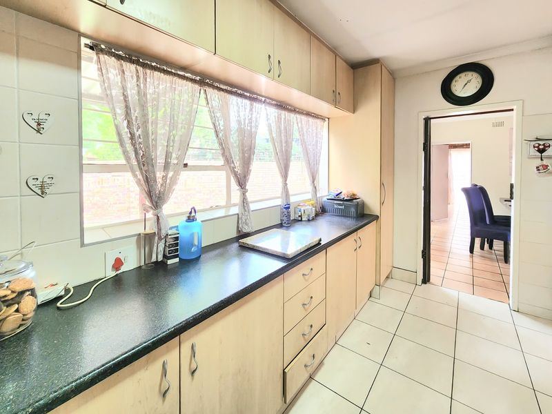 Luxury Living With Ultimate Entertainment Appeal - Photo 8