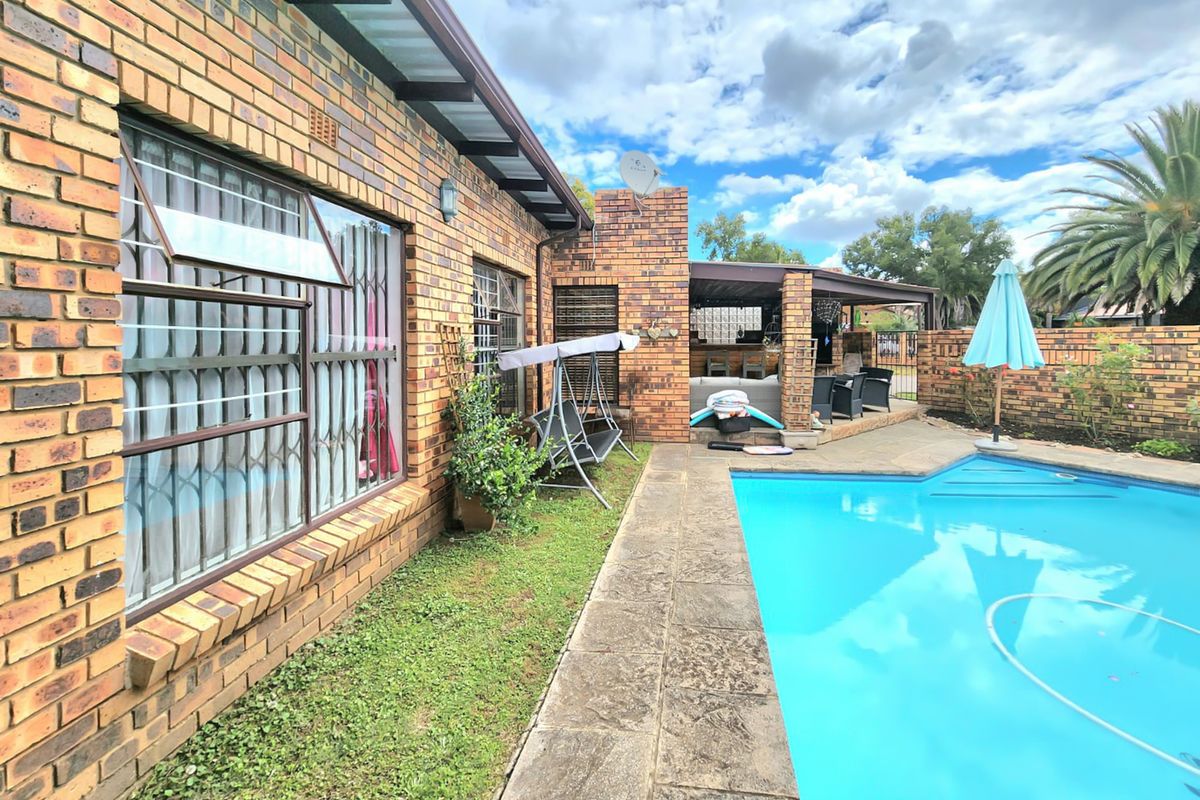 Luxury Living With Ultimate Entertainment Appeal - Photo 2