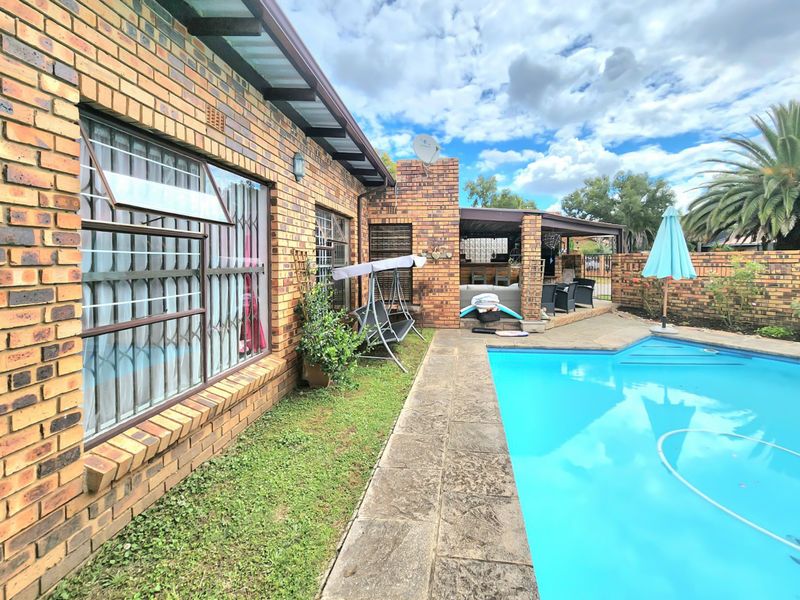 Luxury Living With Ultimate Entertainment Appeal - Photo 2