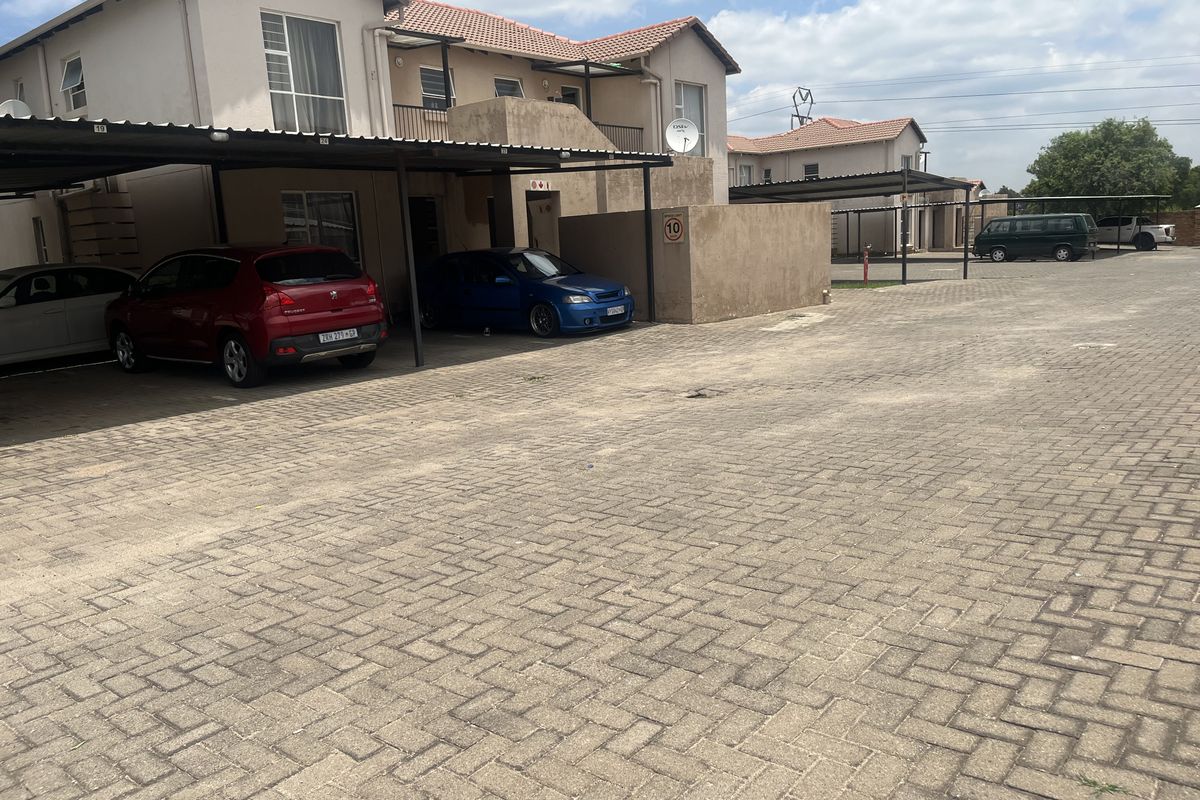 2 Bedroom 2 Bathroom Ground Floor Corner Apartment with Pato - Photo 5