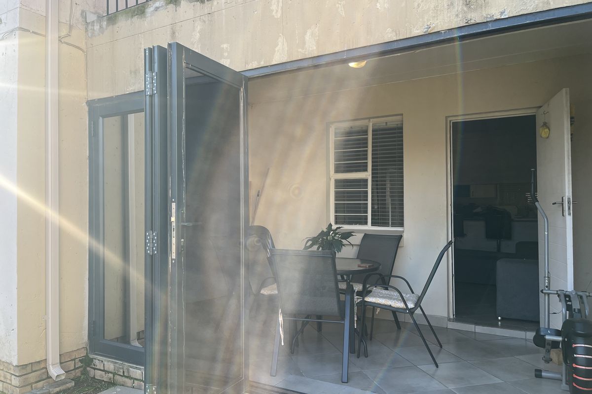 Pet friendly 2 Bedroom, 2 Bathroom Ground Floor Apartment with Patio - Photo 5