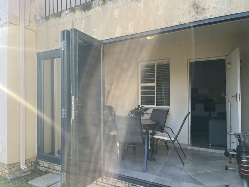 Pet friendly 2 Bedroom, 2 Bathroom Ground Floor Apartment with Patio - Photo 5