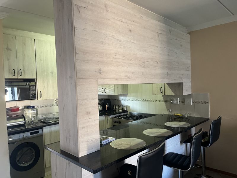 Pet friendly 2 Bedroom, 2 Bathroom Ground Floor Apartment with Patio - Photo 2