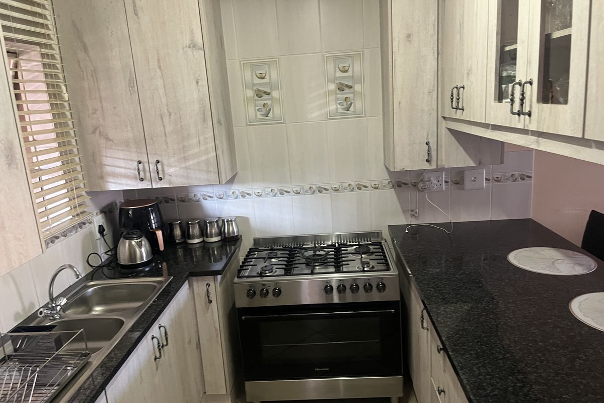 Well Maintained 2 Bedroom Apartment with Enclosed Balcony - Photo 2