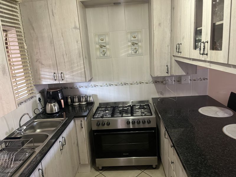 Well Maintained 2 Bedroom Apartment with Enclosed Balcony - Photo 2