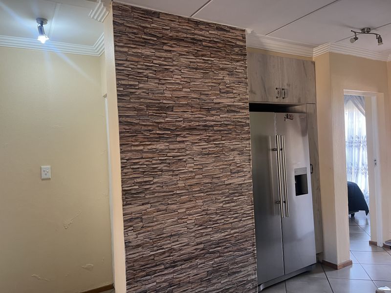 Well Maintained 2 Bedroom Apartment with Enclosed Balcony - Photo 10