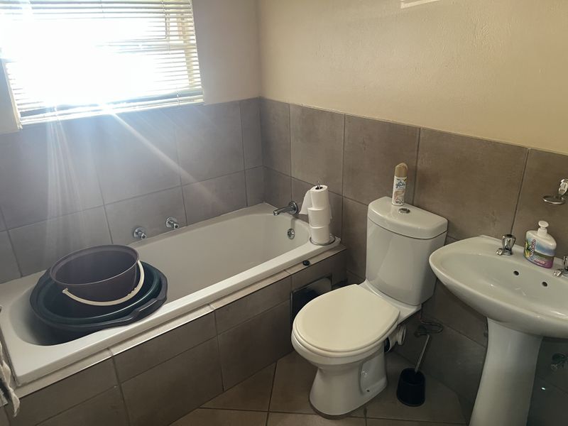 Pet friendly 2 Bedroom, 2 Bathroom Ground Floor Apartment with Patio - Photo 8