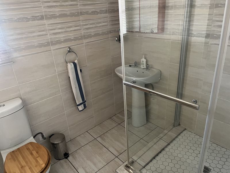 Pet friendly 2 Bedroom, 2 Bathroom Ground Floor Apartment with Patio - Photo 7
