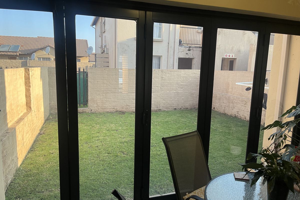 Pet friendly 2 Bedroom, 2 Bathroom Ground Floor Apartment with Patio - Photo 3