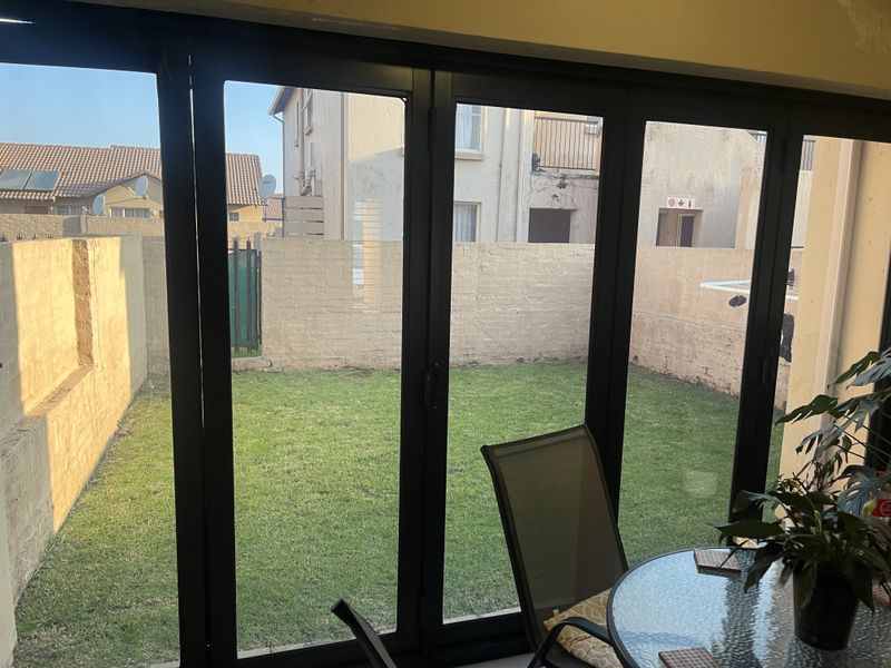 Pet friendly 2 Bedroom, 2 Bathroom Ground Floor Apartment with Patio - Photo 3