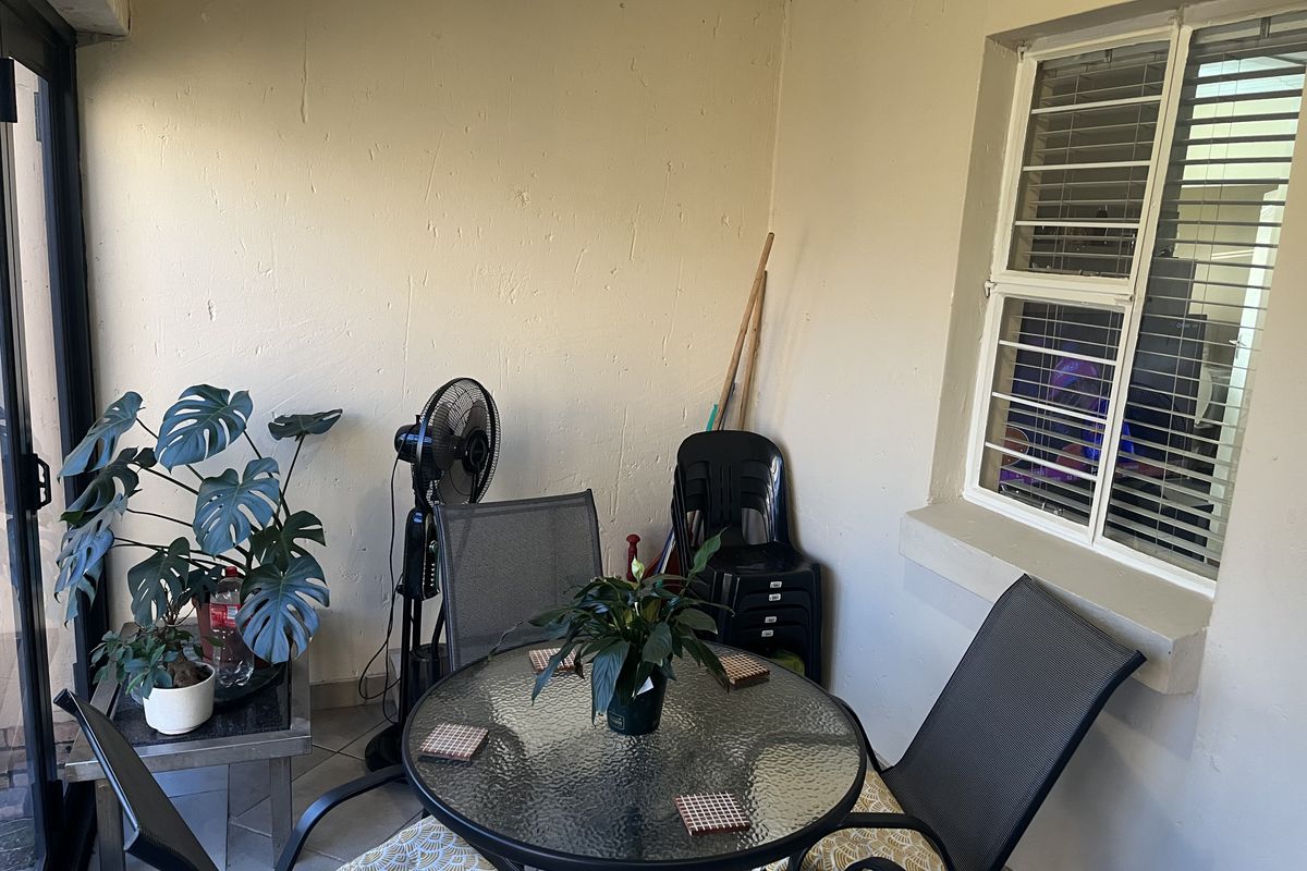 Pet friendly 2 Bedroom, 2 Bathroom Ground Floor Apartment with Patio - Photo 4