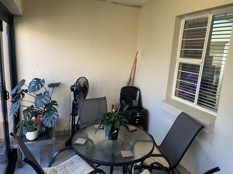 Pet friendly 2 Bedroom, 2 Bathroom Ground Floor Apartment with Patio - Photo 4