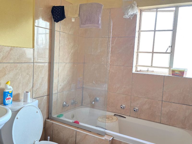 Cozy 2-Bedroom Apartment for Sale in Clarina, Akasia - Photo 9