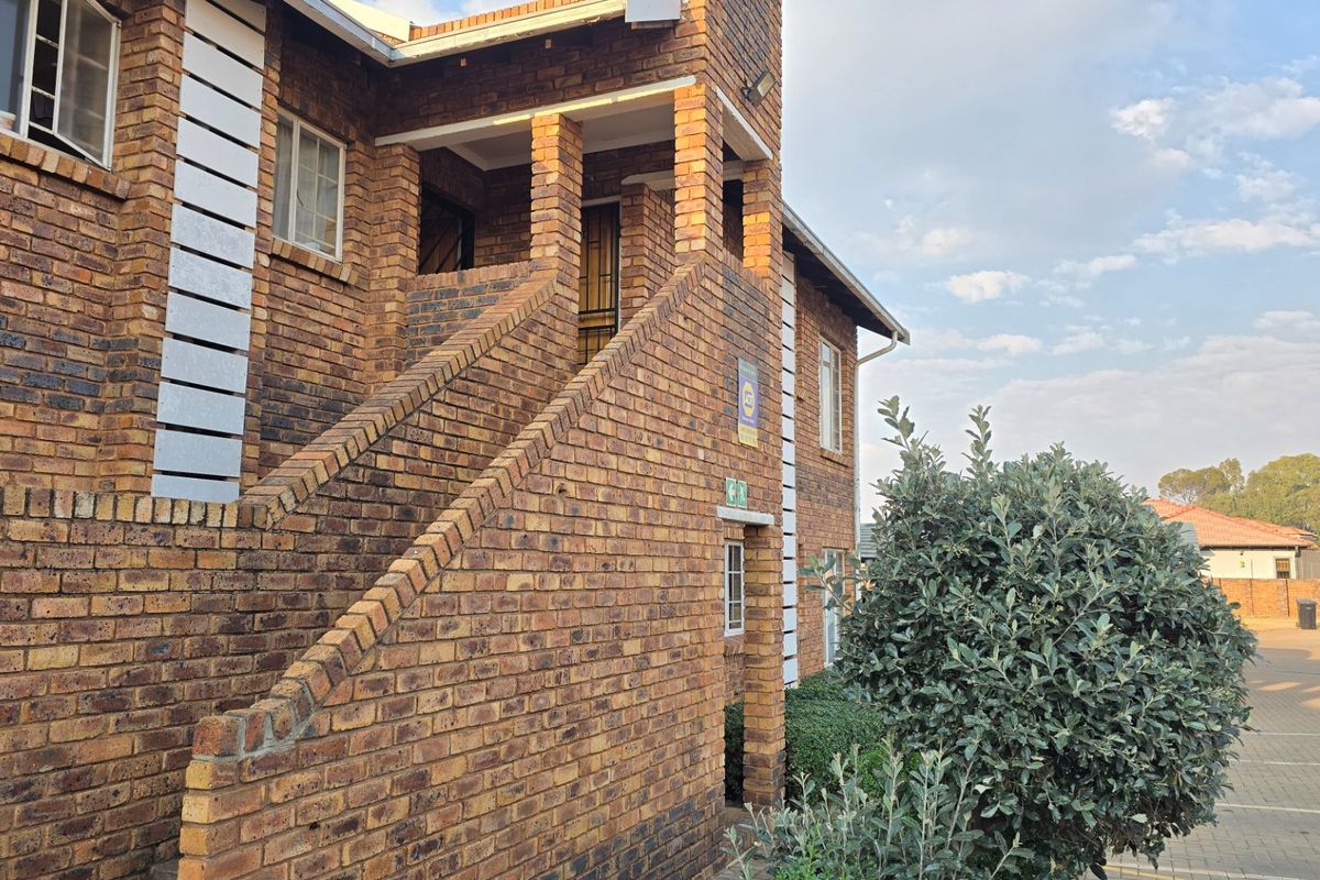 Cozy 2-Bedroom Apartment for Sale in Clarina, Akasia - Photo 2