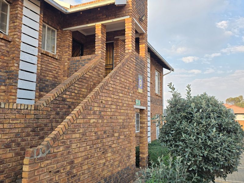 Cozy 2-Bedroom Apartment for Sale in Clarina, Akasia - Photo 2