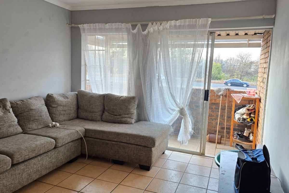 Cozy 2-Bedroom Apartment for Sale in Clarina, Akasia - Photo 3