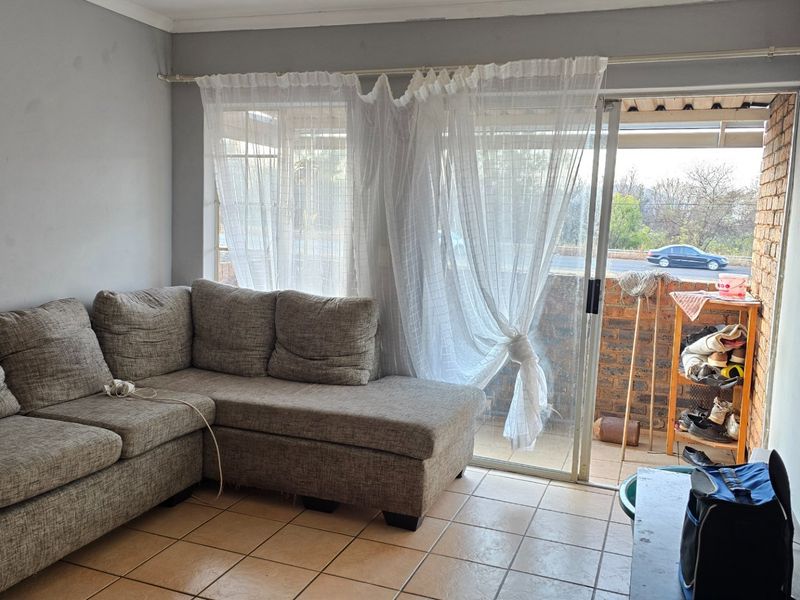 Cozy 2-Bedroom Apartment for Sale in Clarina, Akasia - Photo 3