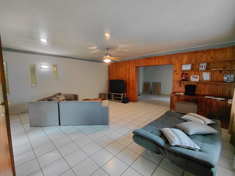 Charming 3-bedroom home in Randlespark, Klerksdorp - Photo 3