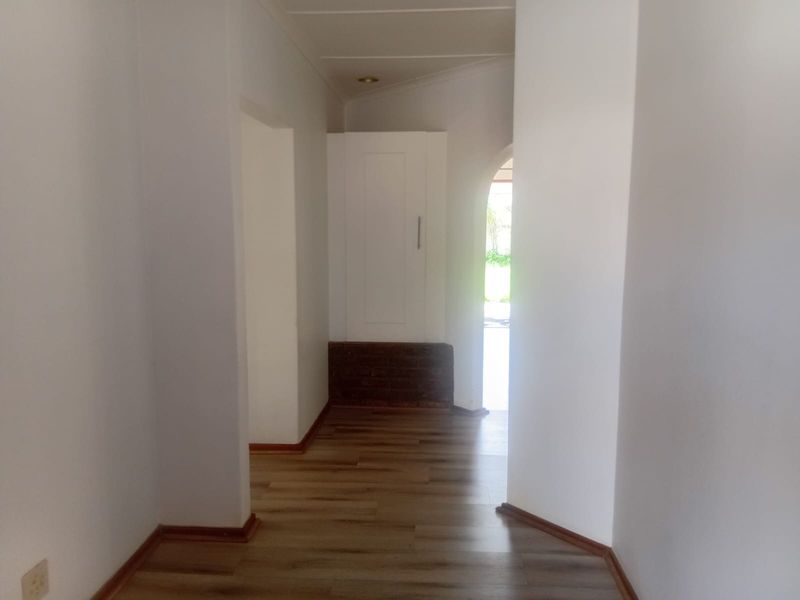Spacious 3-Bedroom Home with Versatile Living Areas - Photo 5