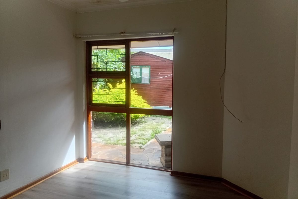 Spacious 3-Bedroom Home with Versatile Living Areas - Photo 4