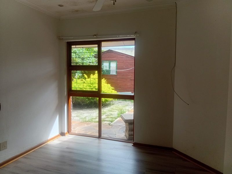 Spacious 3-Bedroom Home with Versatile Living Areas - Photo 4