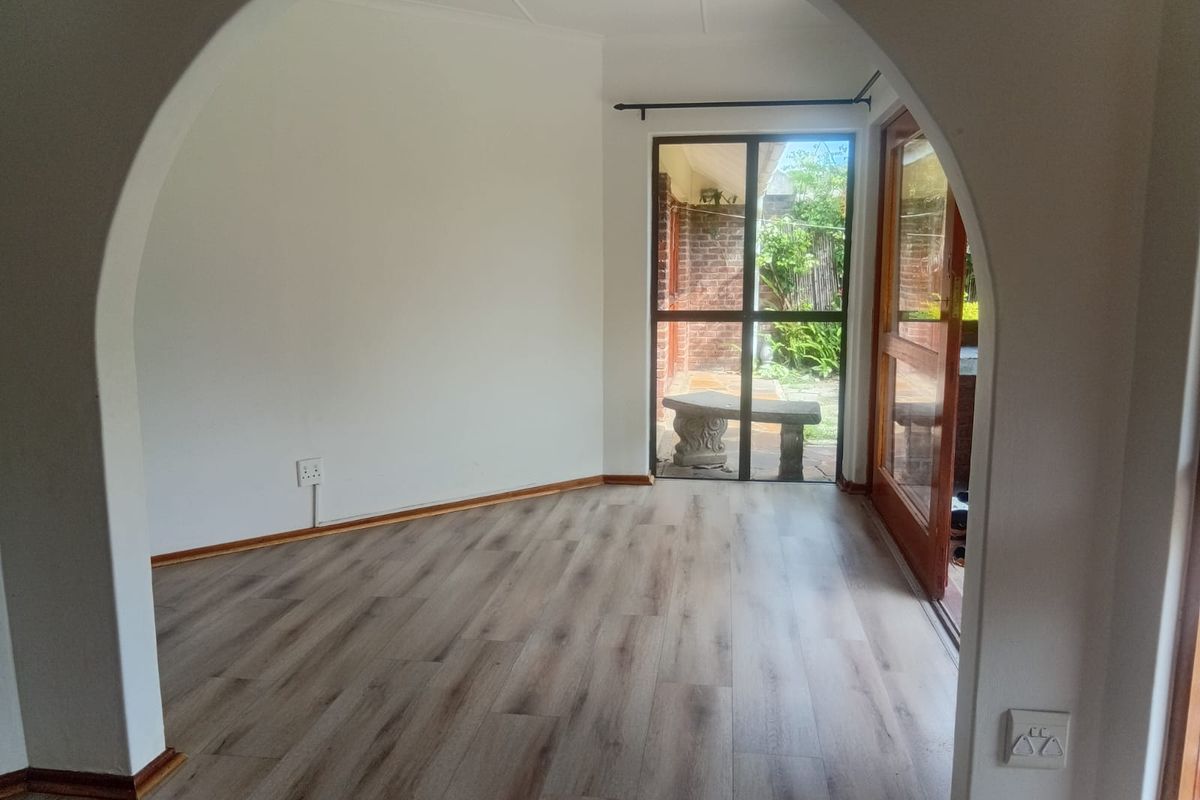 Spacious 3-Bedroom Home with Versatile Living Areas - Photo 3