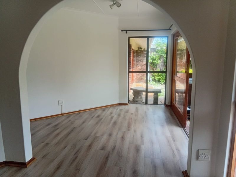Spacious 3-Bedroom Home with Versatile Living Areas - Photo 3