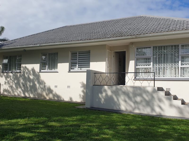 The Perfect Family Haven in Beacon Bay – Space, Pool & Entertainment - Photo 1