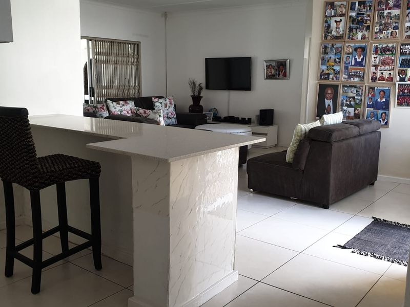 The Perfect Family Haven in Beacon Bay – Space, Pool & Entertainment - Photo 2