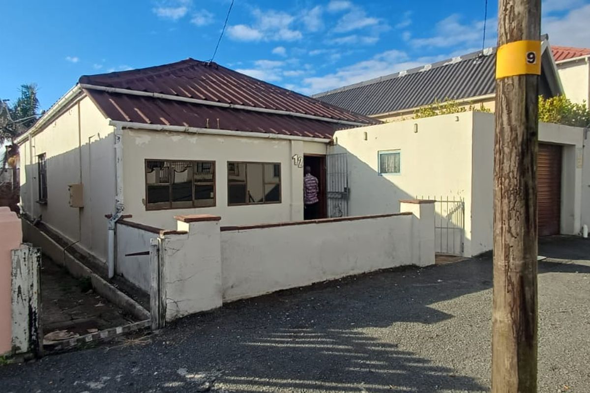 Spacious 4-Bedroom Home Near the Beach in Quigney - Photo 2