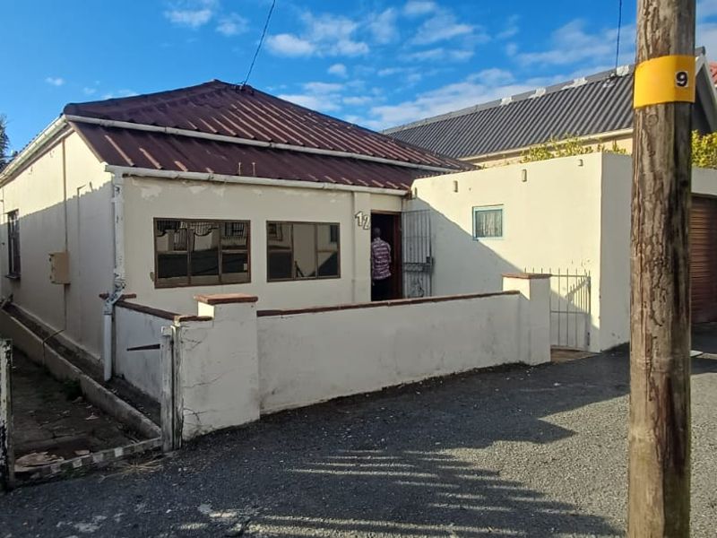 Spacious 4-Bedroom Home Near the Beach in Quigney - Photo 2