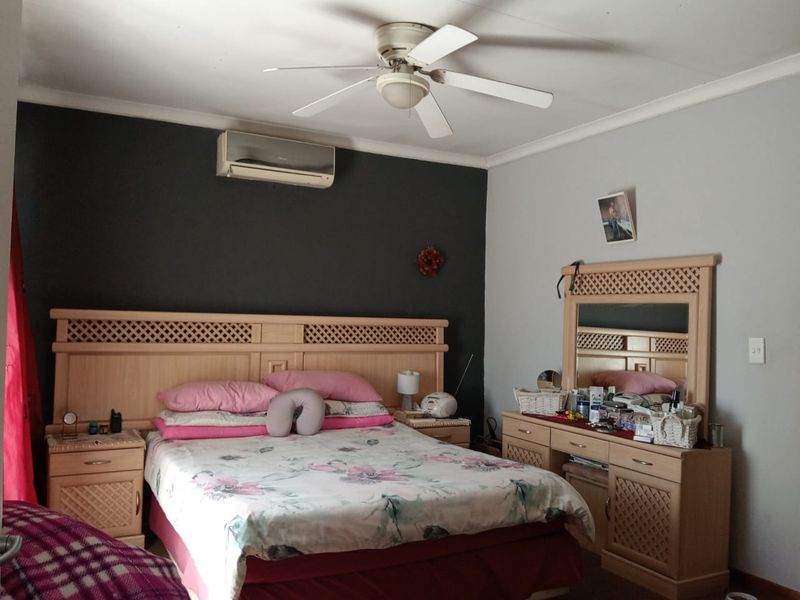 Secure Estate Living - Three Bedroom Family Home For Sale - Photo 4