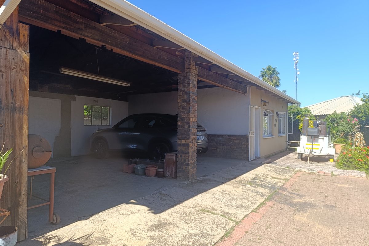 Spacious 4 Bedroom home with incredible Income potential - Photo 3