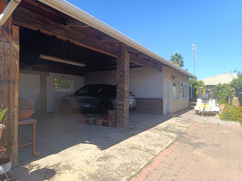 Spacious 4 Bedroom home with incredible Income potential - Photo 3